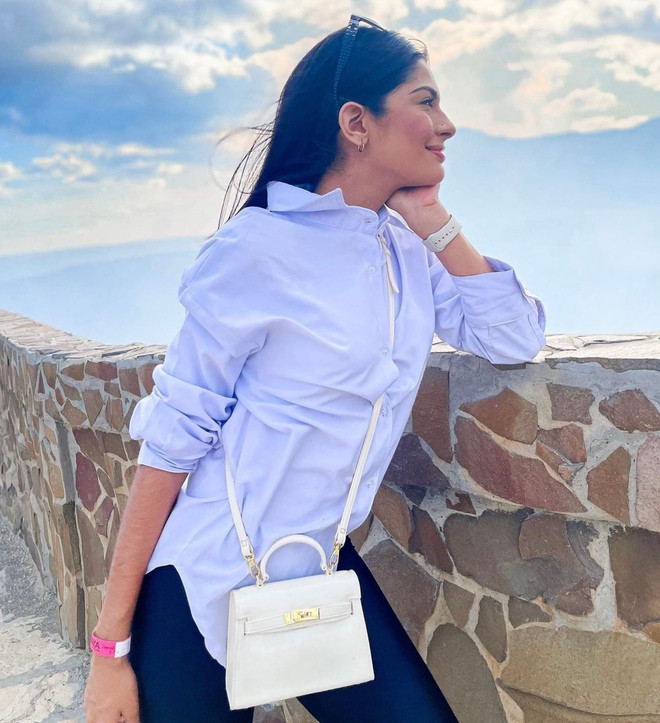 Người đẹp luôn ưu tiên những trang phục giản dị, tiện dụng. Người đẹp luôn ưu tiên những trang phục giản dị, tiện dụng.