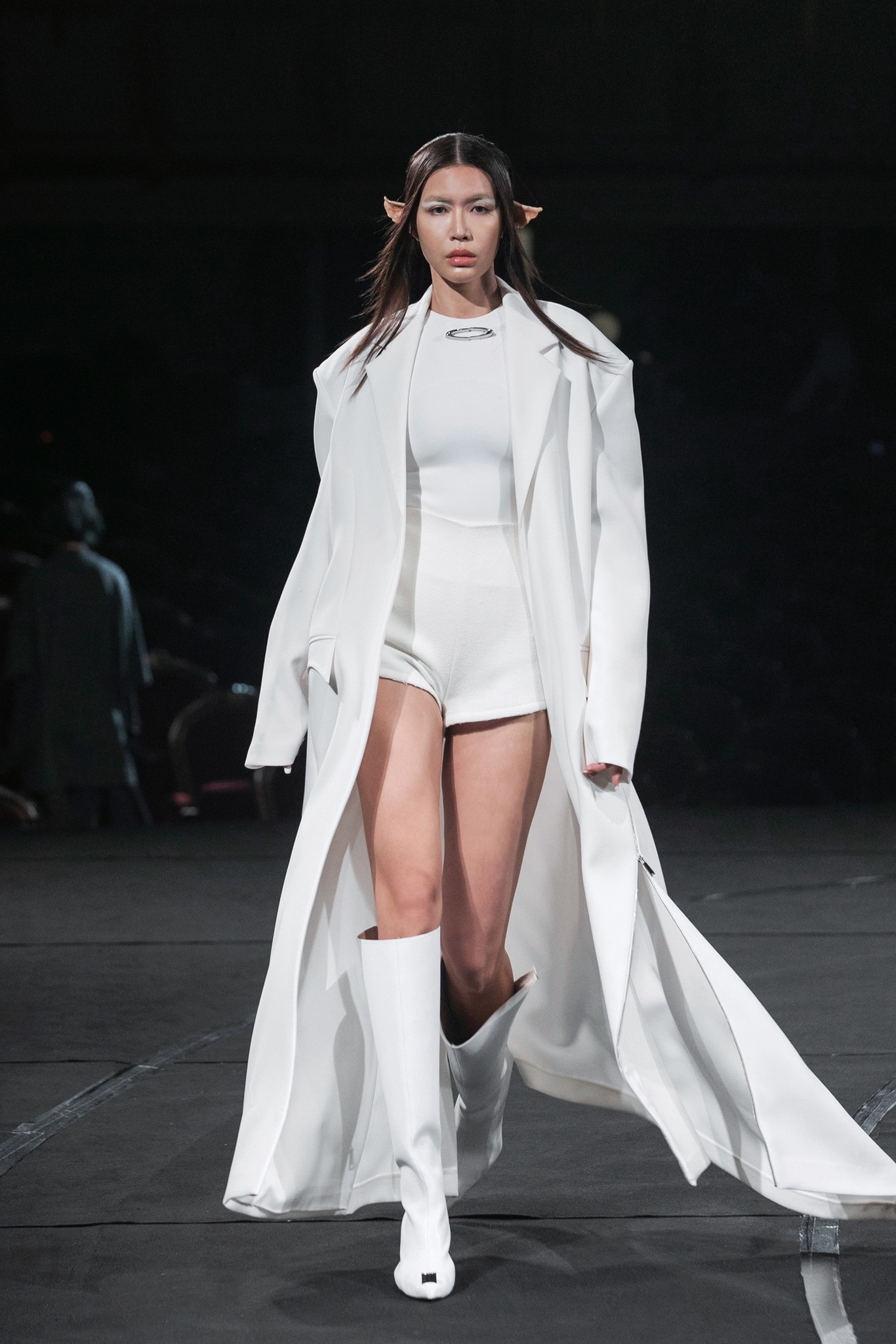 Nữ siêu mẫu đảm nhận nhiều vị trí quan trọng trong các show diễn thời trang.