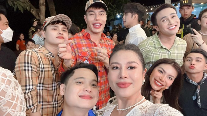 Các khách mời diện trên mình những trang phục "độc lạ". Các khách mời diện trên mình những trang phục "độc lạ".