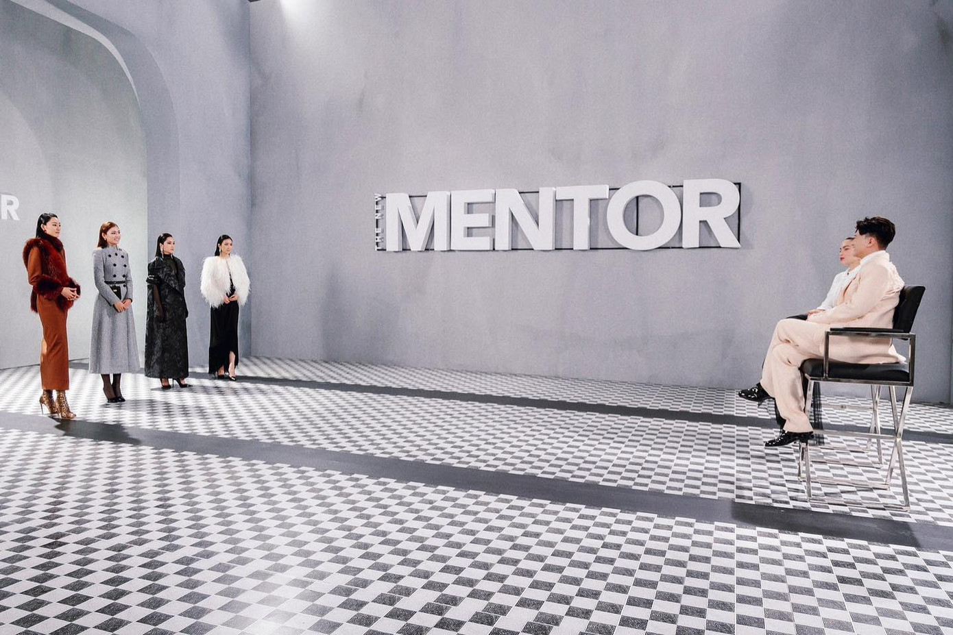 Một netizen cho rằng: "Đã là host thì xin hãy chỉ làm host". Một netizen cho rằng: "Đã là host thì xin hãy chỉ làm host".