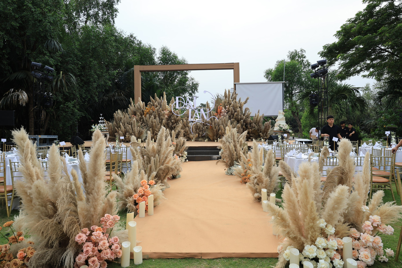 Lễ đường theo phong cách đồng cỏ lau đầy ấm áp. Lễ đường theo phong cách đồng cỏ lau đầy ấm áp.