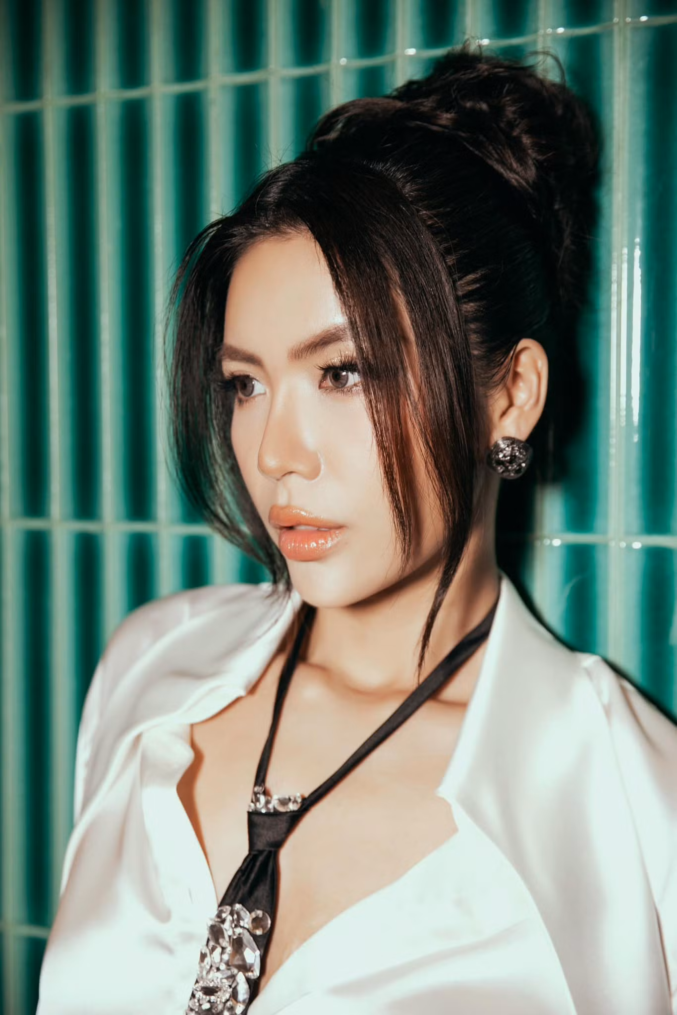 Minh Tú gặp trở ngại lớn bởi những ồn ào trong quá khứ và trình độ học vấn.