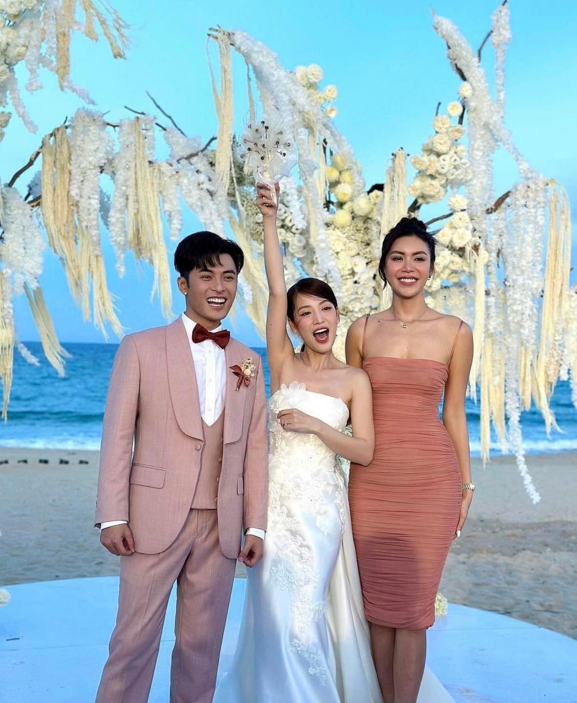 Siêu mẫu Minh Tú hứa sẽ lấy chồng nếu bắt được hoa cưới. Siêu mẫu Minh Tú hứa sẽ lấy chồng nếu bắt được hoa cưới.