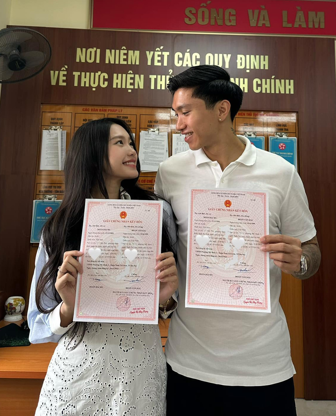 Doãn Hải My và Đoàn Văn Hậu khoe giấy chứng nhận kết hôn.