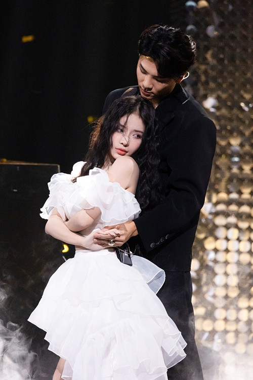 Tin đồn tình cảm giữa LyLy và Sunny Lukas nảy sinh từ chương trình The Next Stage.