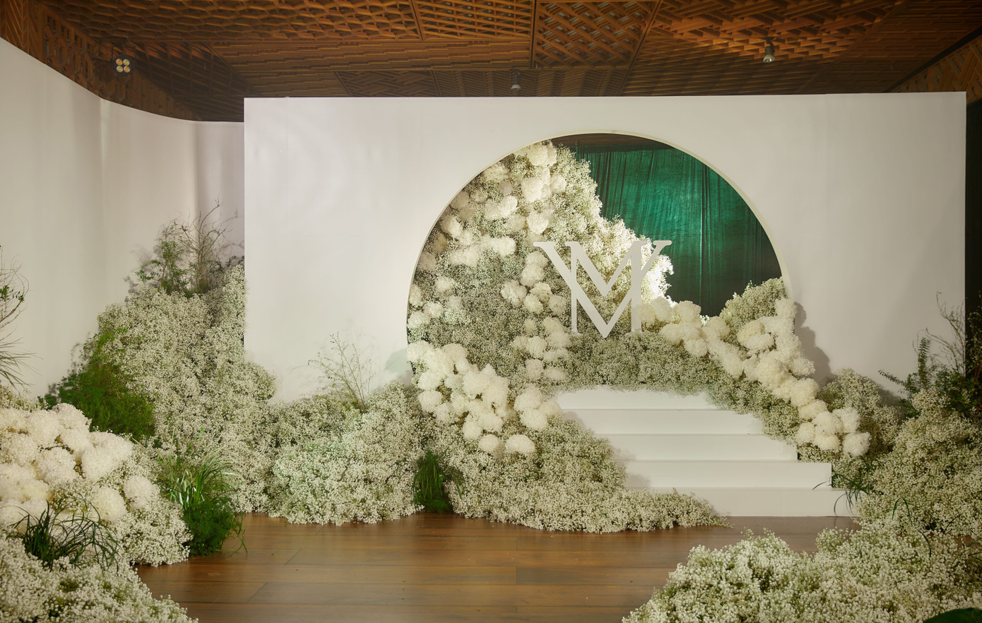 Sảnh được chuẩn bị hoàn toàn bằng hoa tươi.