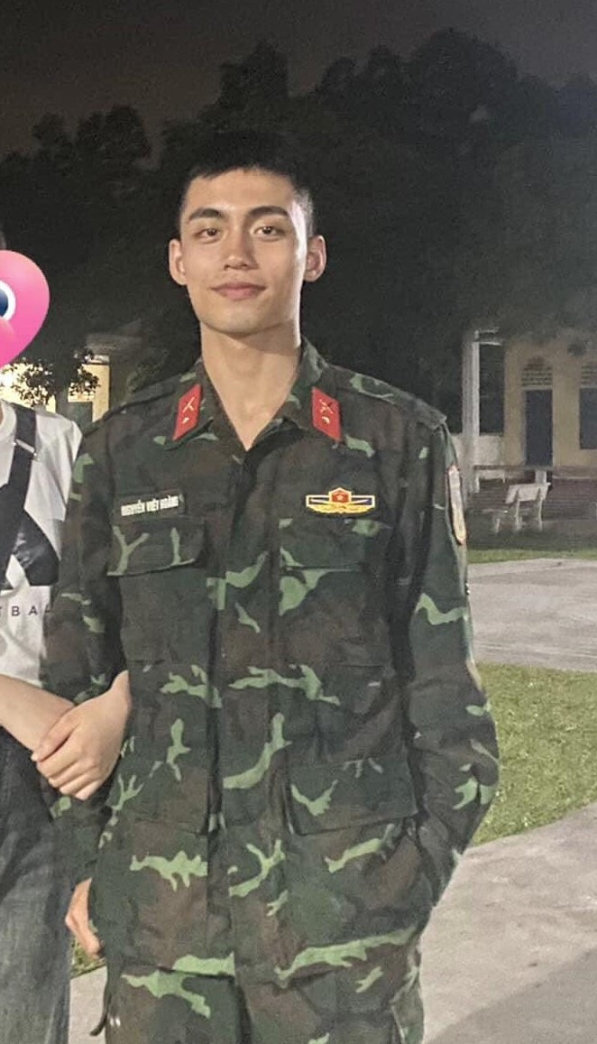 MONO khiến người hâm mộ thích thú bởi diện mạo khác lạ.