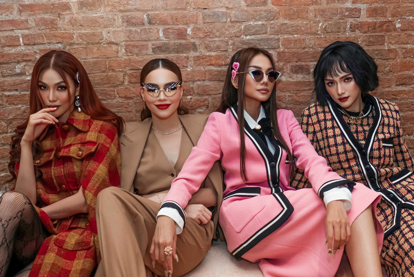 Hà Hồ "đọ sắc" cùng dàn Huấn luyện viên của The New Mentor.