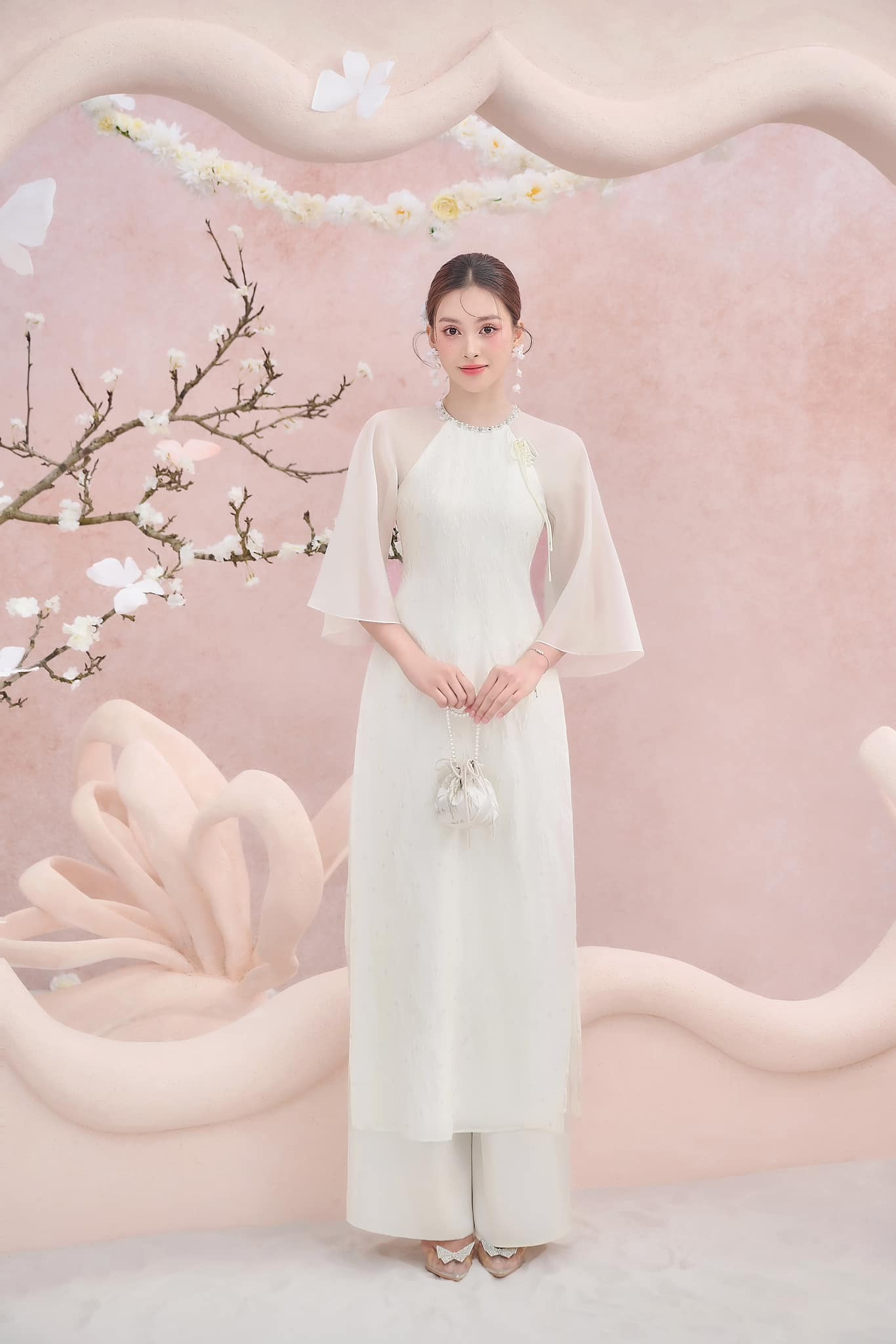 Hoa hậu Tiểu Vy khoe nhan sắc dịu ngọt trong mẫu áo dài trắng tinh khôi.