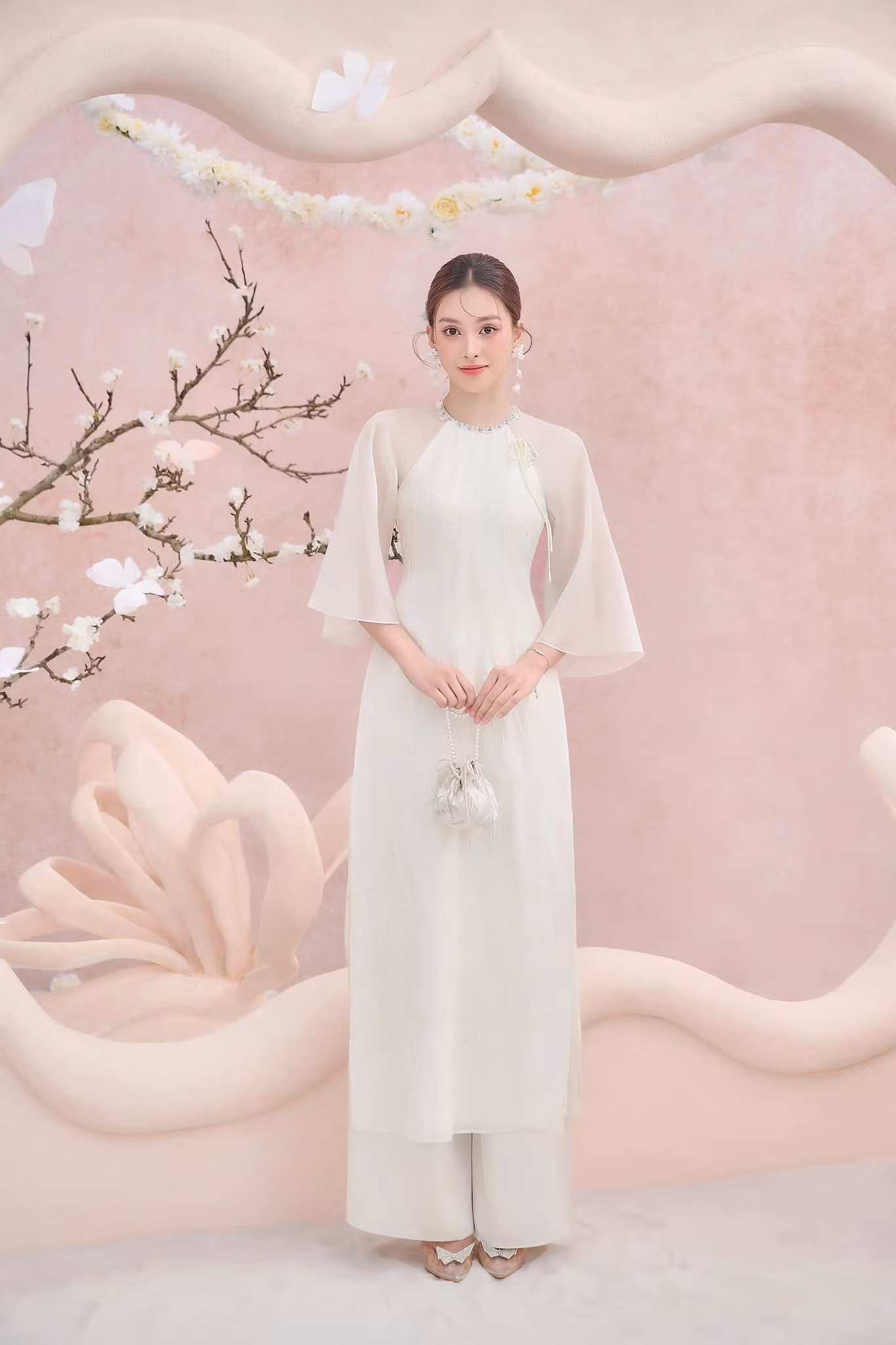 Hoa hậu Tiểu Vy khoe nhan sắc dịu ngọt trong mẫu áo dài trắng tinh khôi.