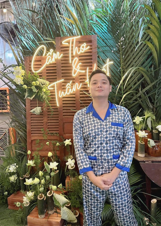 Lê Nhân với phong cách "ông chú" khiến công chúng không khỏi nhịn cười. Lê Nhân với phong cách "ông chú" khiến công chúng không khỏi nhịn cười.