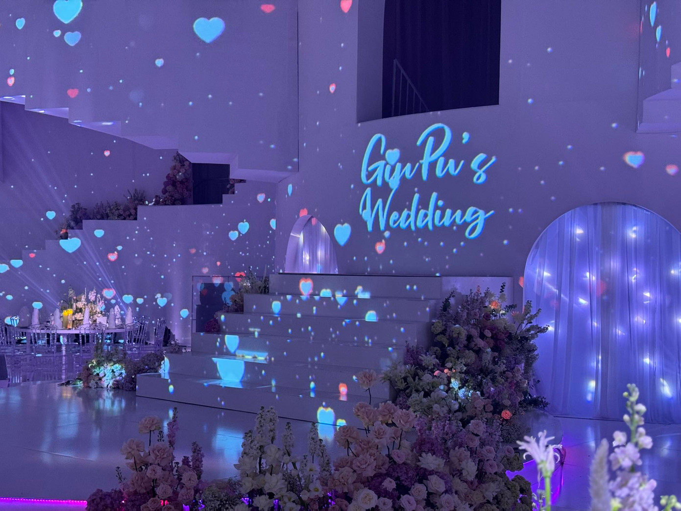 Sân khấu được trang trí bởi dàn hoa tươi.