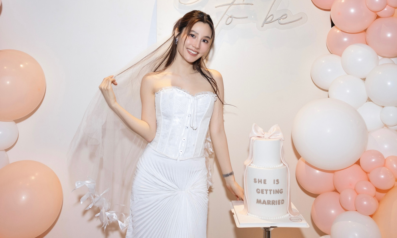 Dù là ngày trọng đại của mình nhưng nữ diễn viên vẫn ưu tiên phong cách tối giản. Dù là ngày trọng đại của mình nhưng nữ diễn viên vẫn ưu tiên phong cách tối giản.