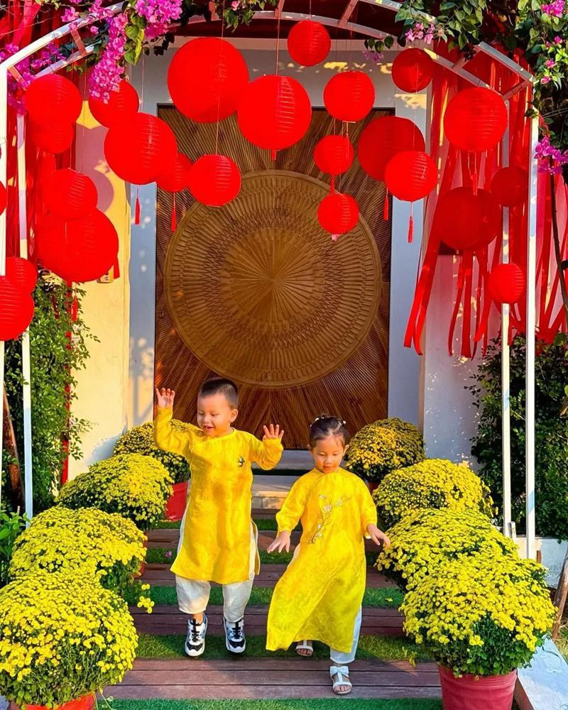 Hồ Ngọc Hà lựa chọn một góc nhỏ trong nhà để trang trí Tết. Hồ Ngọc Hà lựa chọn một góc nhỏ trong nhà để trang trí Tết.