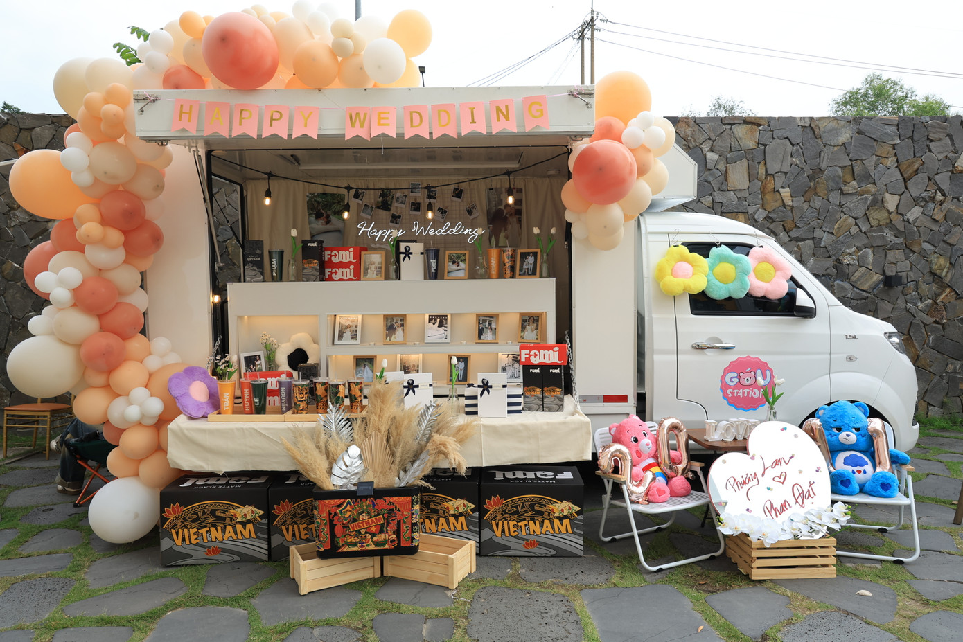 Không gian tiệc cưới được thiết kế nhiều khu vực để khách mời check-in. Không gian tiệc cưới được thiết kế nhiều khu vực để khách mời check-in.