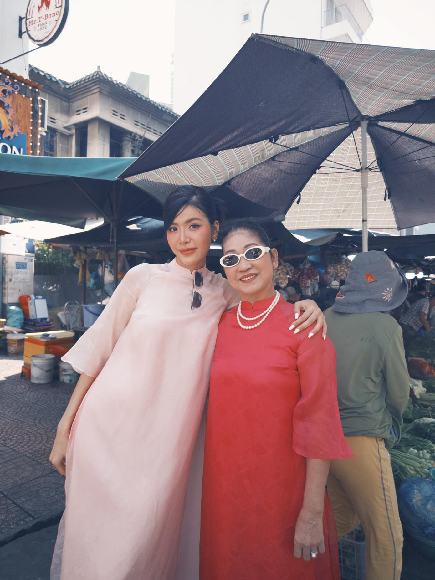 Minh Tú rạng rỡ khoe sắc cùng mẹ. Minh Tú rạng rỡ khoe sắc cùng mẹ.