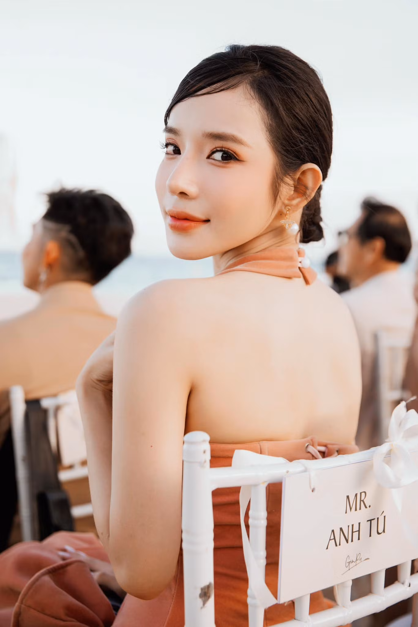 Lyly khiến dân mạng thích thú với chiếc ghế khách mời có tên Anh Tú.