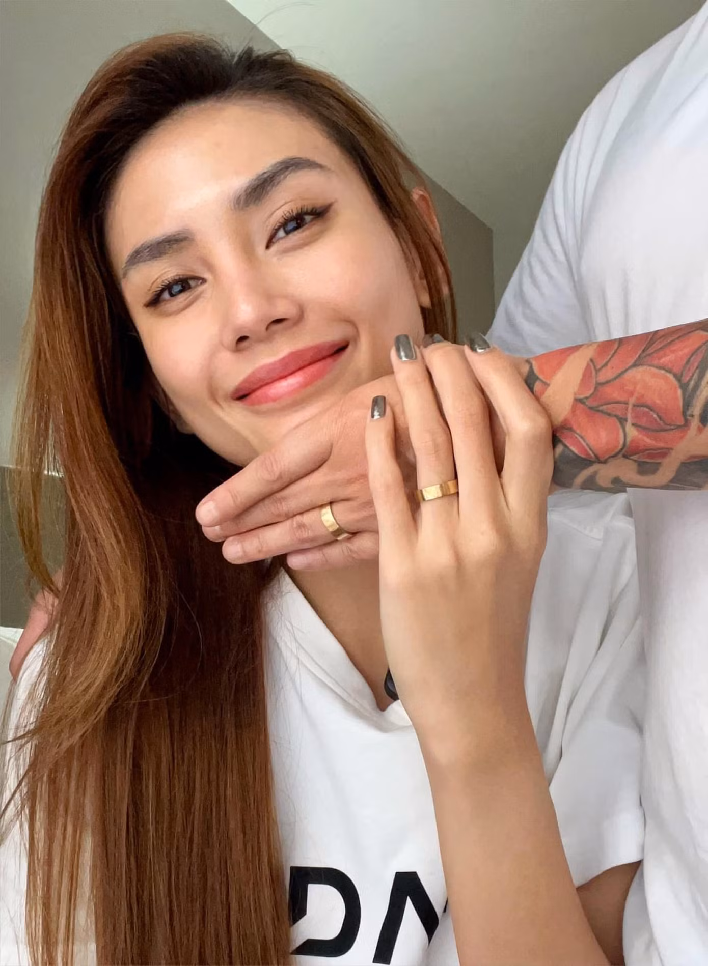 Võ Hoàng Yến và bạn trai "ấn định" chủ quyền với đối phương. Võ Hoàng Yến và bạn trai "ấn định" chủ quyền với đối phương.