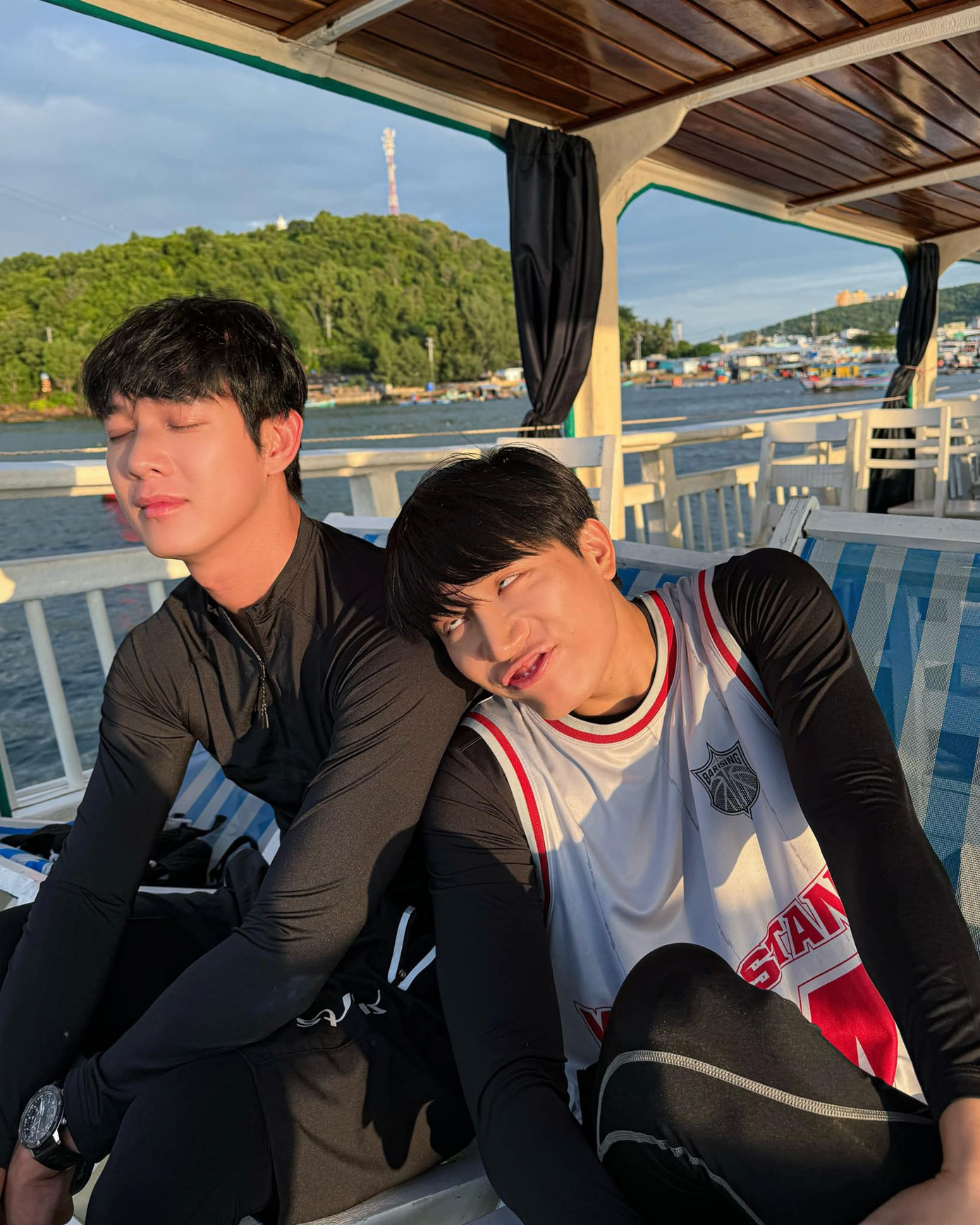 Khó lòng nhận ra hình ảnh của "Voi Bản Đôn" điềm đạm trên sân khấu.