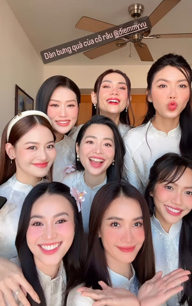 Minh Tú, Ninh Dương Lan Ngọc... trở nên "quen mặt" trong những buổi tiệc cưới. Minh Tú, Ninh Dương Lan Ngọc... trở nên "quen mặt" trong những buổi tiệc cưới.