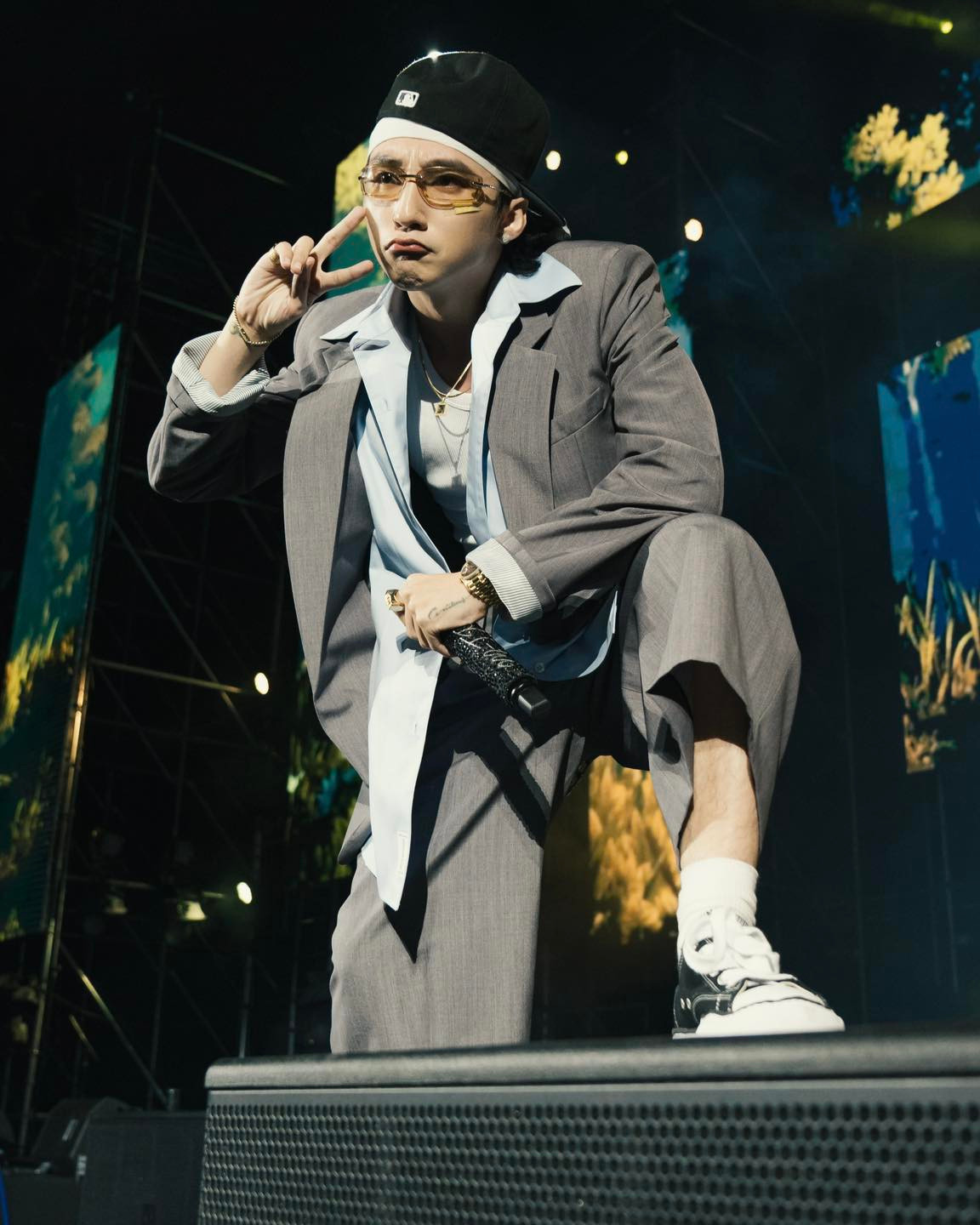 Phong cách trình diễn có phần đối lập nhau giữa Sơn Tùng M-TP và MONO.