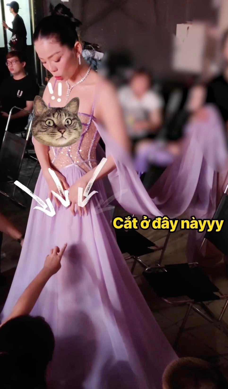Lệ Quyên thẳng tay cắt váy ngay trong hậu trường. Lệ Quyên thẳng tay cắt váy ngay trong hậu trường.