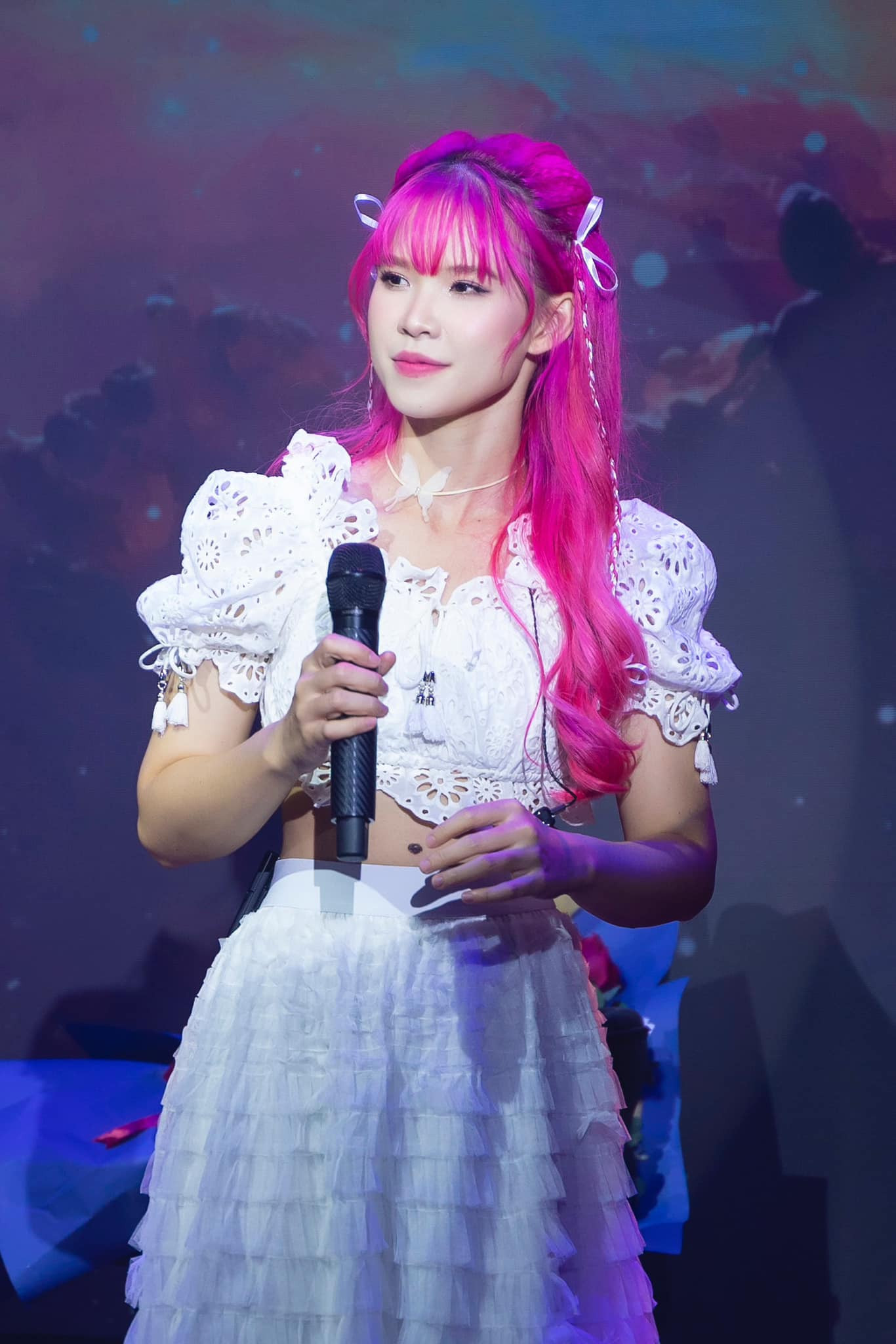 Cô nàng khẳng định đi hát lại vì nhớ nghề và... "hết tiền nạp game".