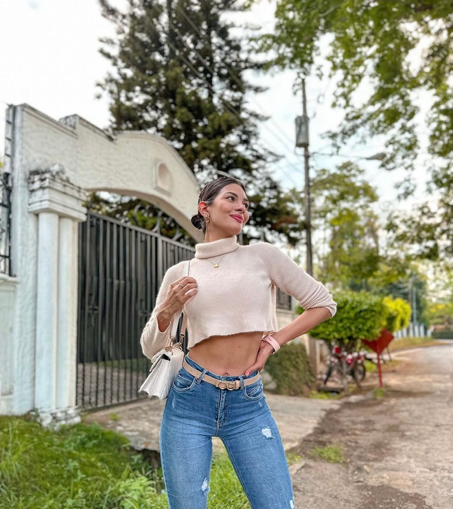 Vòng eo "con kiến" của tân Hoa hậu khiến nhiều người ngưỡng mộ. Vòng eo "con kiến" của tân Hoa hậu khiến nhiều người ngưỡng mộ.