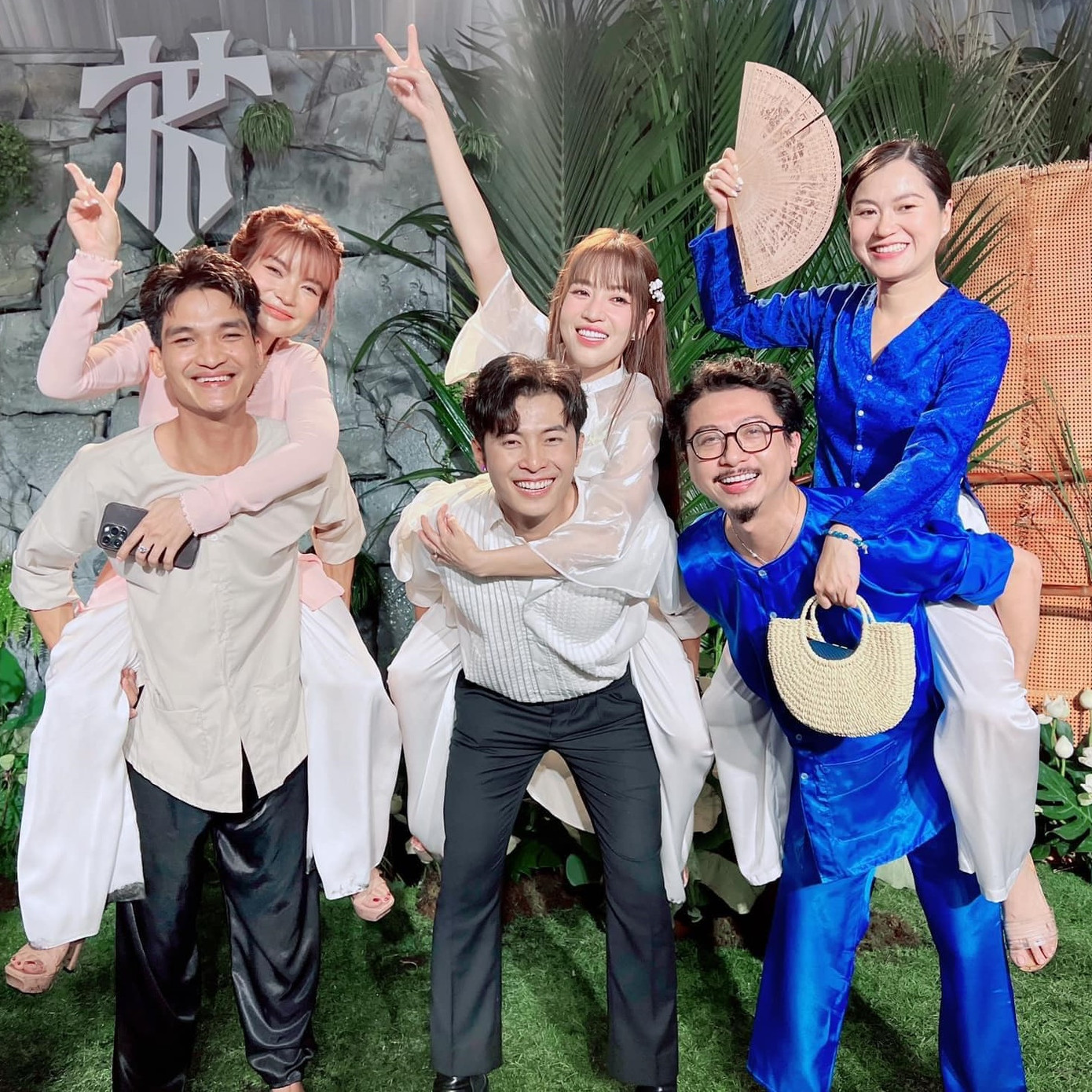 Bức ảnh "hội những người có gia đình" khiến người hâm mộ thích thú. Bức ảnh "hội những người có gia đình" khiến người hâm mộ thích thú.