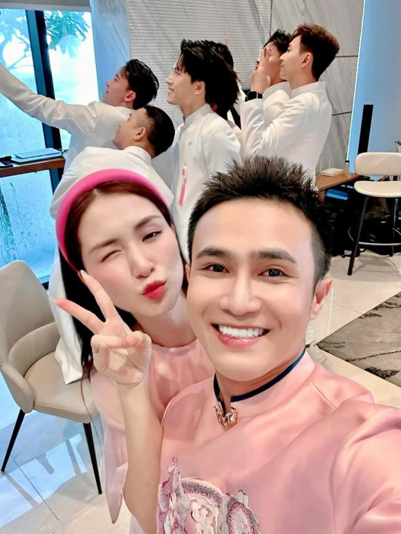 Nữ ca sĩ cho biết bản thân không tham gia vào đội bê tráp. Nữ ca sĩ cho biết bản thân không tham gia vào đội bê tráp.