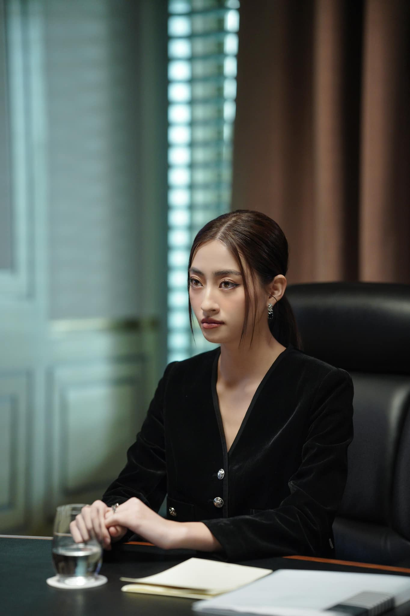 Nàng hậu "hắc hóa" bản thân trong lần đầu chạm ngõ điện ảnh. Nàng hậu "hắc hóa" bản thân trong lần đầu chạm ngõ điện ảnh.