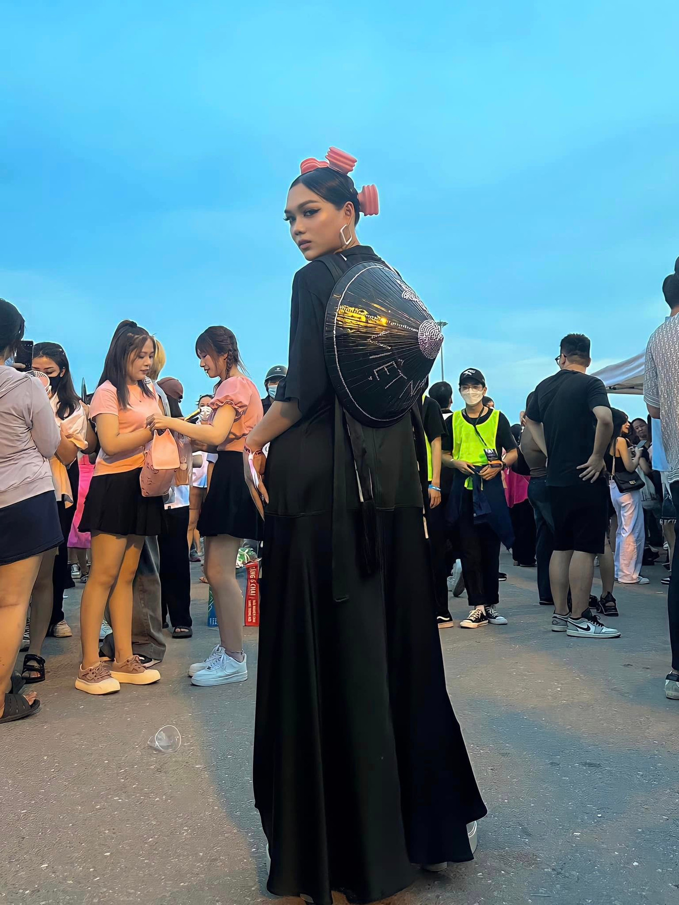 Sang tới đêm thứ hai thì nam TikToker gắn luôn búa lên đầu, chơi trội không ai chơi lại! Sang tới đêm thứ hai thì nam TikToker gắn luôn búa lên đầu, chơi trội không ai chơi lại!