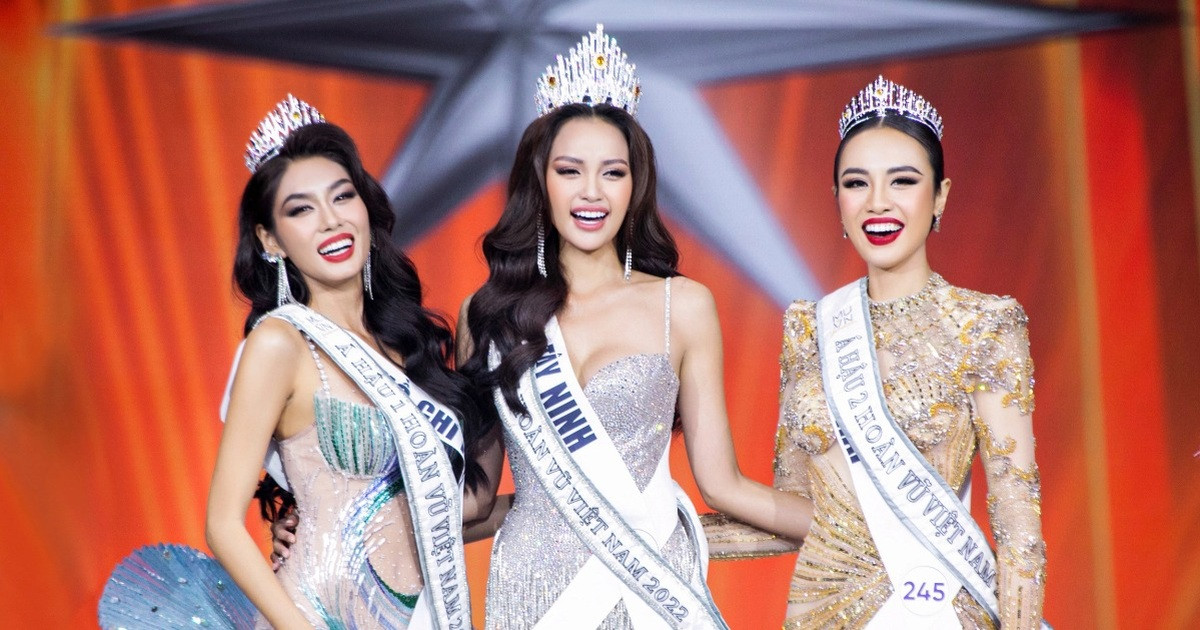 Khán giả lo lắng cho "số phận" các nàng hậu đăng quang Miss Cosmo Vietnam vì không có cơ hội rõ ràng trong việc đi thi quốc tế. Khán giả lo lắng cho "số phận" các nàng hậu đăng quang Miss Cosmo Vietnam vì không có cơ hội rõ ràng trong việc đi thi quốc tế.