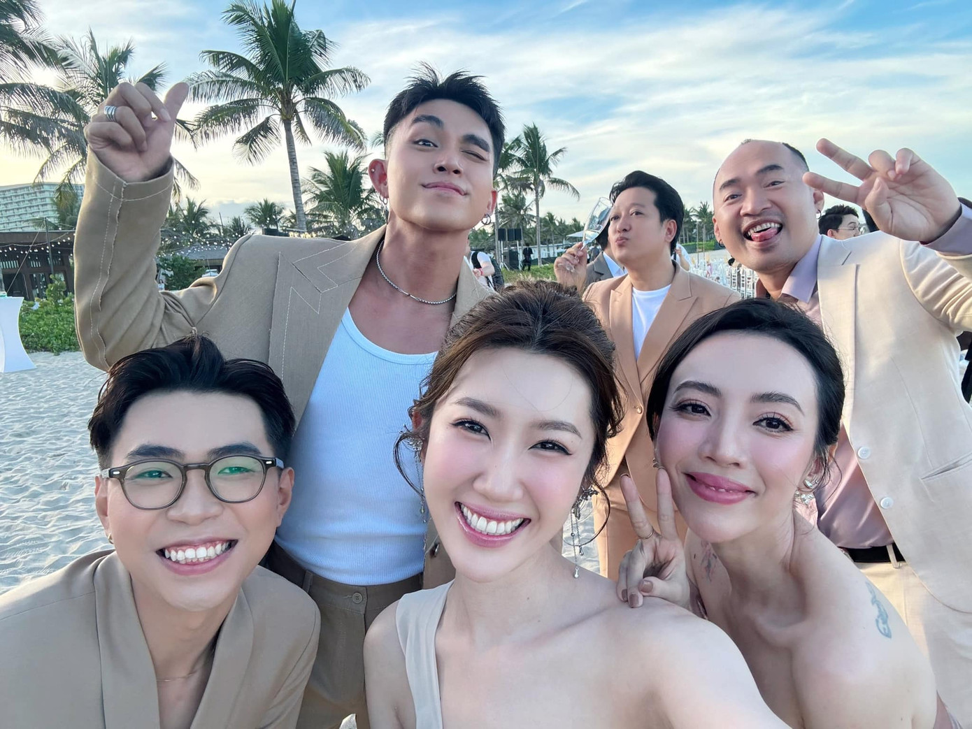 Các bạn bè thân thiết, đồng nghiệp của cặp đôi đều có mặt để chung vui. Các bạn bè thân thiết, đồng nghiệp của cặp đôi đều có mặt để chung vui.