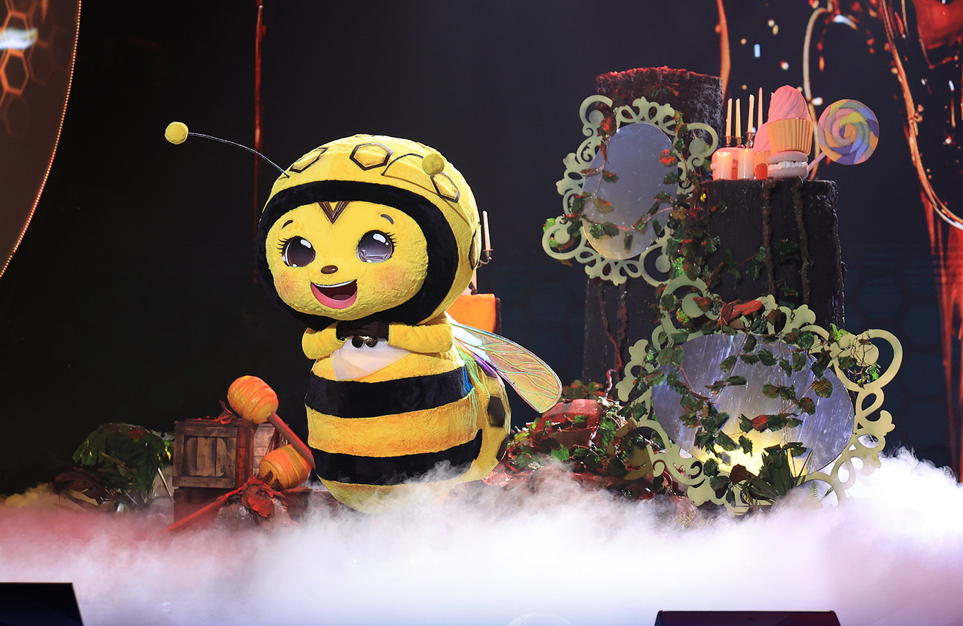 Ong Bây Bi nhận về nhiều lời khen ngợi bởi chất giọng nội lực đầy cảm xúc. Ong Bây Bi nhận về nhiều lời khen ngợi bởi chất giọng nội lực đầy cảm xúc.