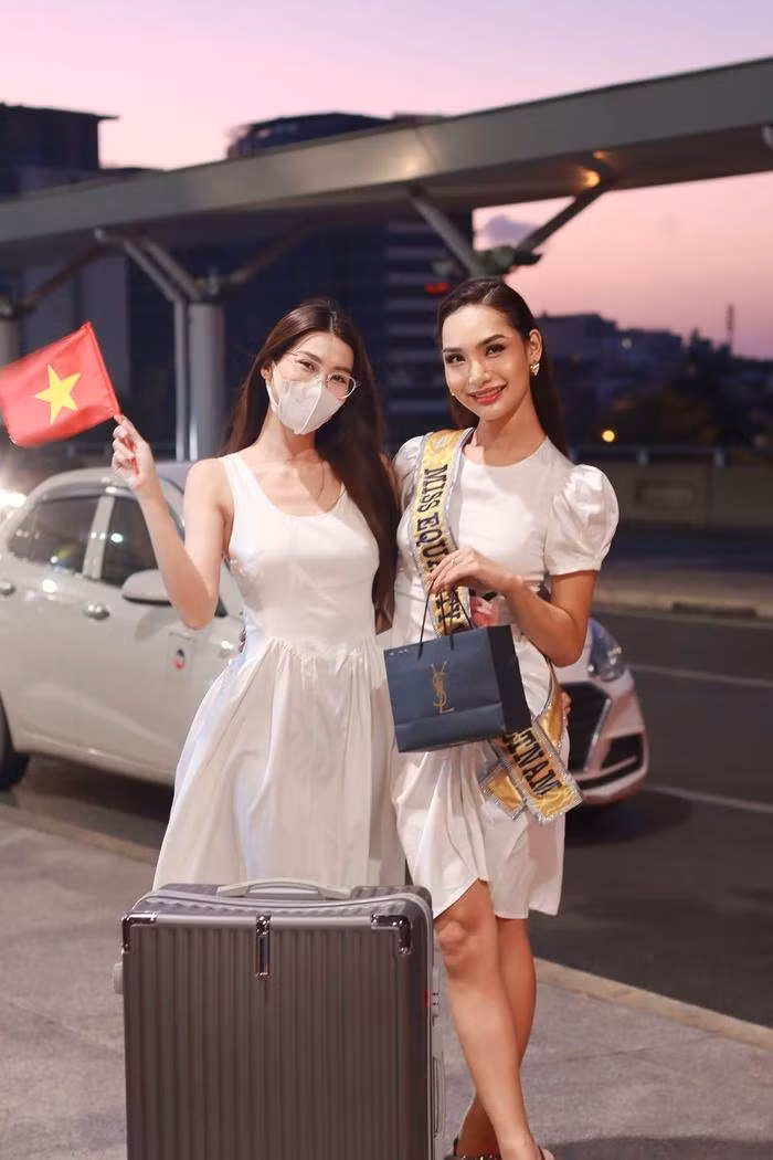 Học trò Quỳnh Châu "xuất khẩu" tại một cuộc thi sắc đẹp khác.