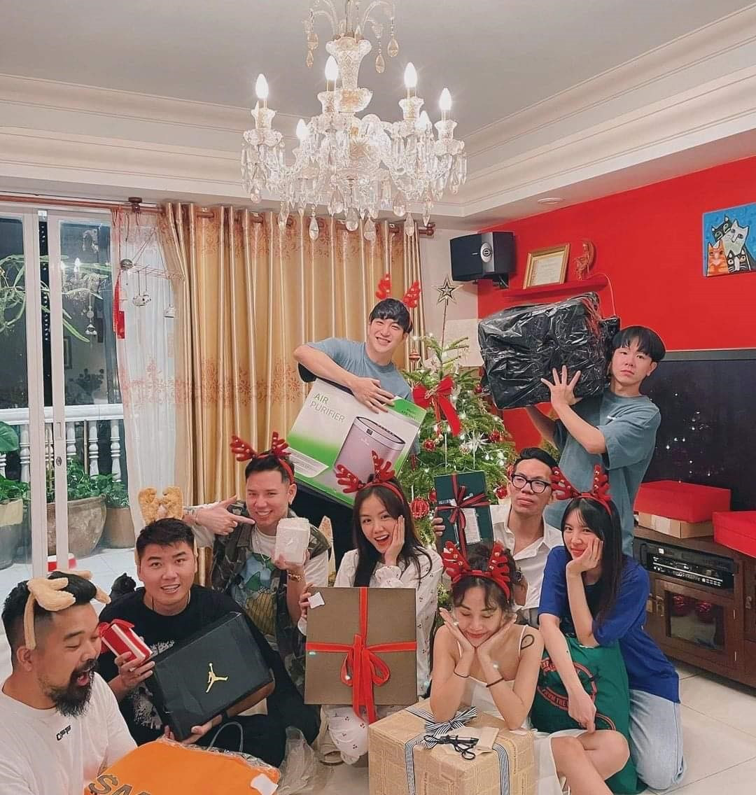 Cả hai là bạn thân trong cùng hội bạn chung.