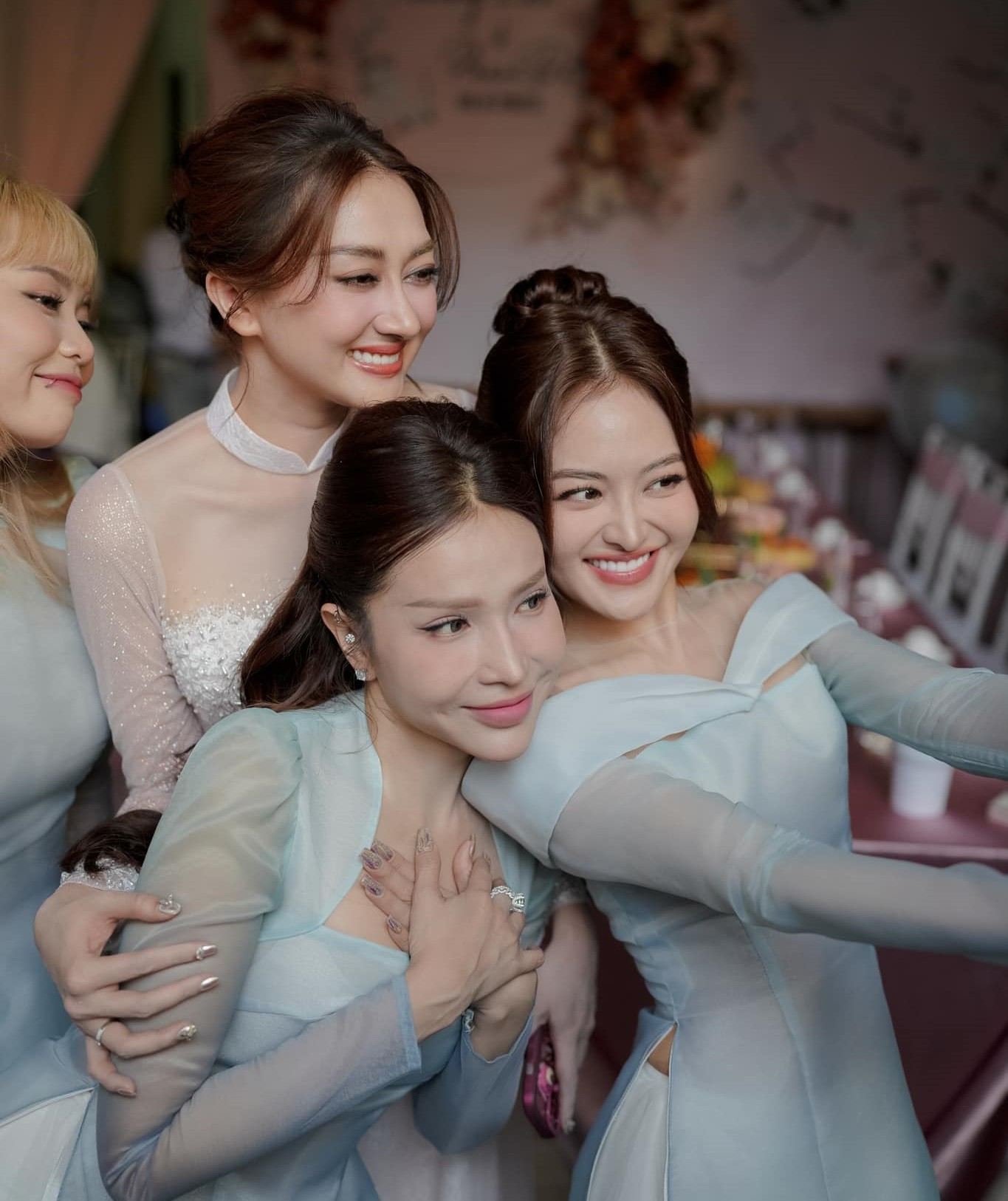 Khả Như khoe nhan sắc ngọt ngào trong ngày trọng đại của bạn thân. Khả Như khoe nhan sắc ngọt ngào trong ngày trọng đại của bạn thân.