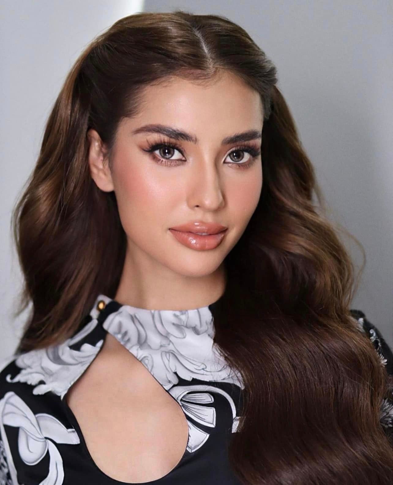 Nàng hậu sở hữu trình độ học vấn đáng ngưỡng mộ. Nàng hậu sở hữu trình độ học vấn đáng ngưỡng mộ.