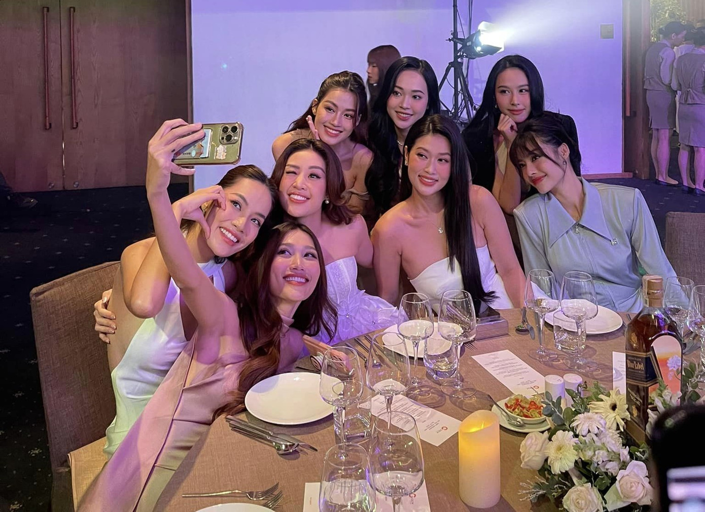 Khoảnh khắc đáng yêu của dàn người đẹp khiến người hâm mộ thích thú.