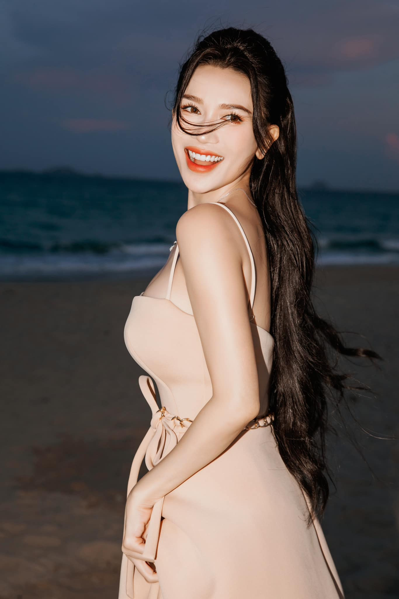 Sĩ Thanh nhận về nhiều lời khen bởi visual ngày càng trẻ trung. Sĩ Thanh nhận về nhiều lời khen bởi visual ngày càng trẻ trung.