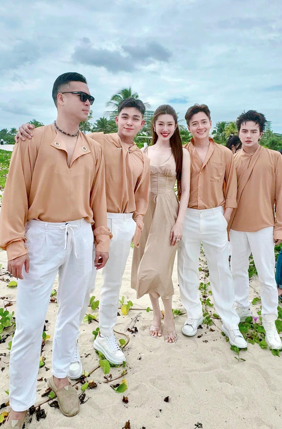 Dress code của đám cưới được tiết lộ. Dress code của đám cưới được tiết lộ.