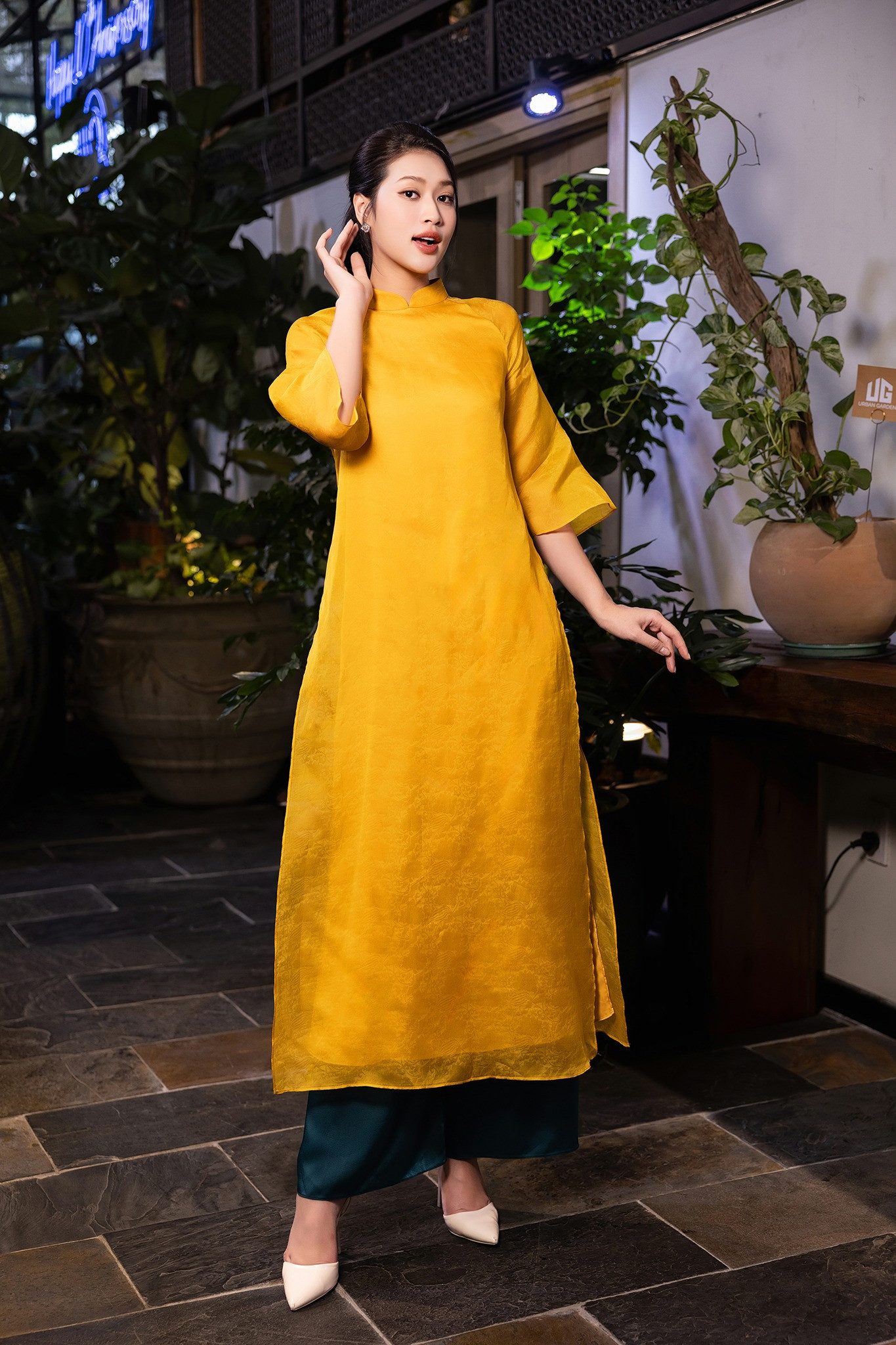 Lựa chọn thiết kế đơn giản, Hoa hậu Thiên Ân vẫn nổi bật nhờ vẻ ngoài sắc xảo.