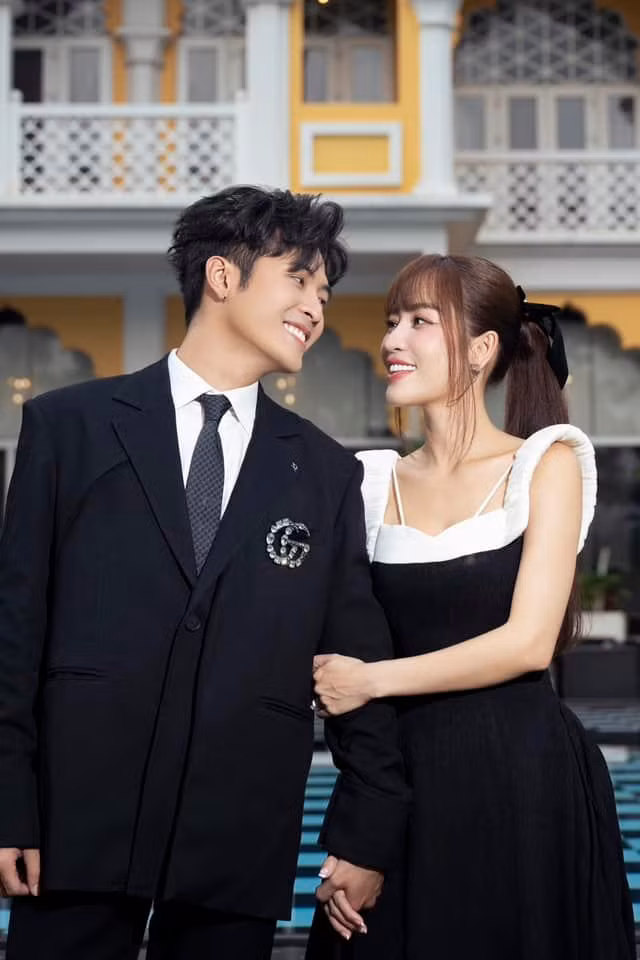 Cả hai tích cực khoe đến fan cuộc sống "vợ chồng son".