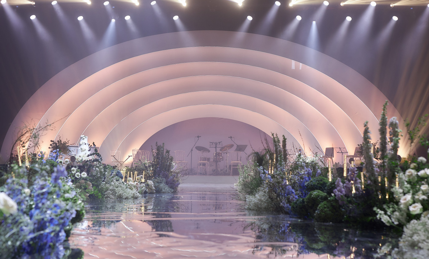 Cặp đôi đã mô phỏng dòng sông Yarra tại thành phố Melbourne ngay trong tiệc cưới.