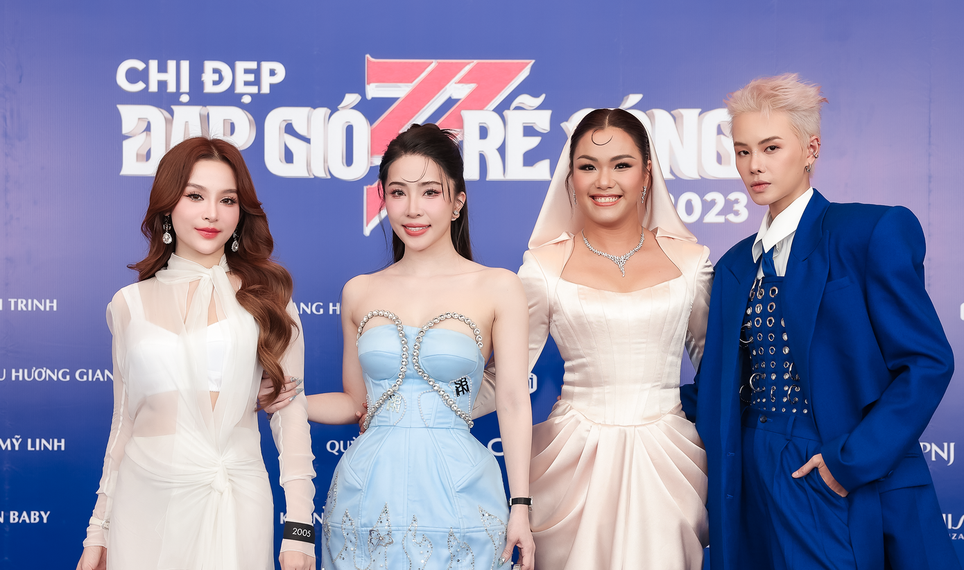 Người mẫu Hà Kino hóa "tổng tài" bên cạnh Huyền Baby, Quỳnh Nga và Phương Vy. Người mẫu Hà Kino hóa "tổng tài" bên cạnh Huyền Baby, Quỳnh Nga và Phương Vy.