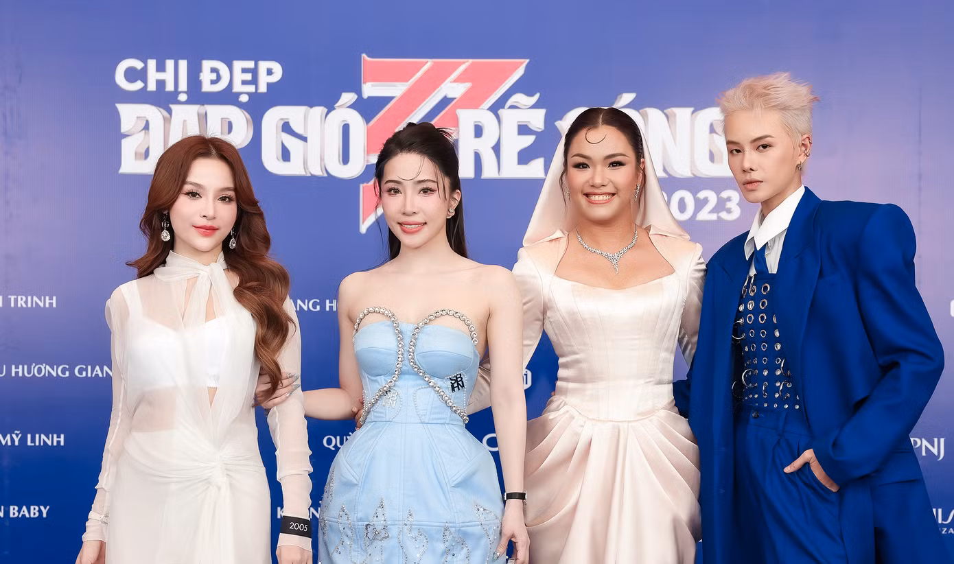 Người mẫu Hà Kino hóa "tổng tài" bên cạnh Huyền Baby, Quỳnh Nga và Phương Vy. Người mẫu Hà Kino hóa "tổng tài" bên cạnh Huyền Baby, Quỳnh Nga và Phương Vy.
