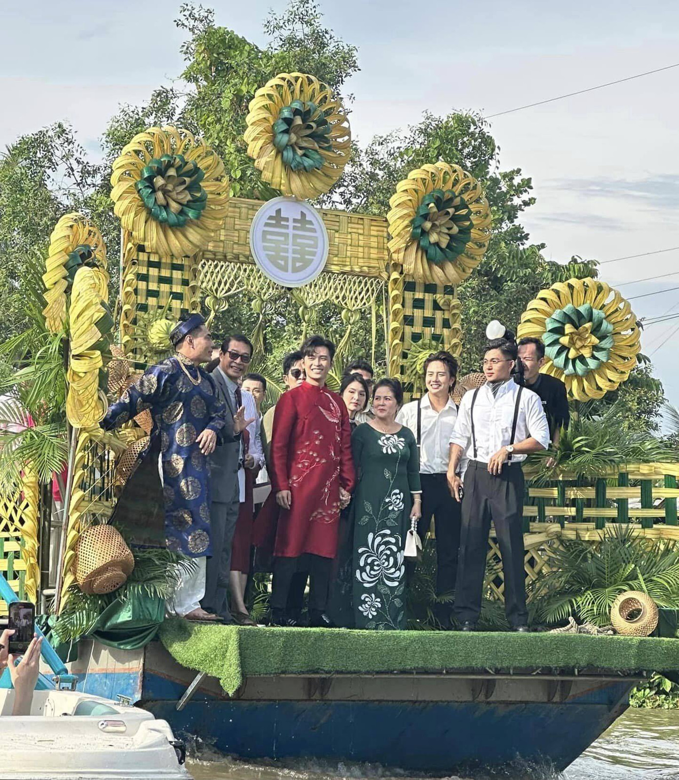 Phong cách rước dâu đậm chất miền Tây của Gin Tuấn Kiệt. Phong cách rước dâu đậm chất miền Tây của Gin Tuấn Kiệt.