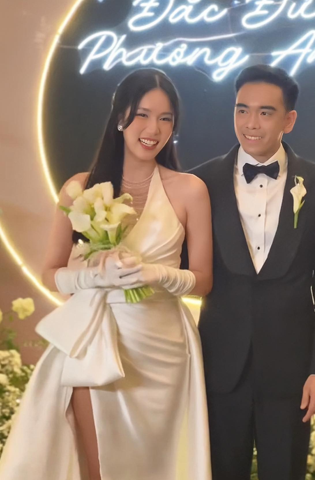 Á hậu Phương Anh xuất hiện lộng lẫy cùng ông xã trong ngày cưới.