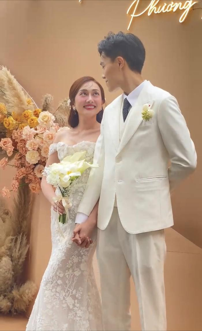 Phương Lan - Phan Đạt nắm tay không rời trong ngày trọng đại. Phương Lan - Phan Đạt nắm tay không rời trong ngày trọng đại.